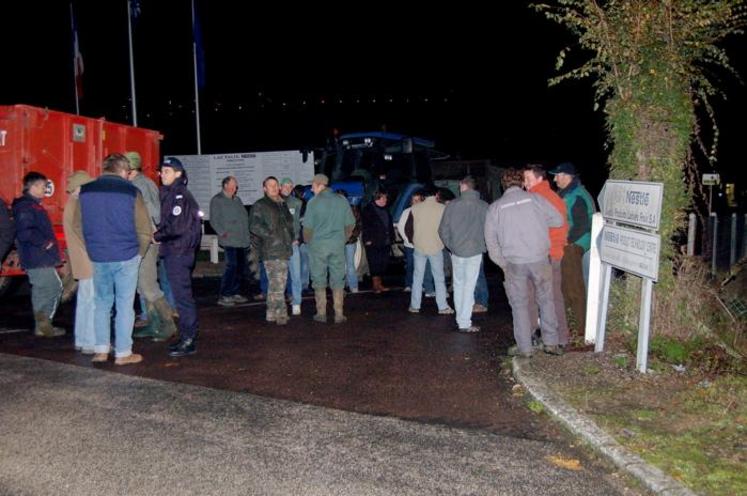 A Lisieux sur le site de l'usine Nestlé Lactalis, une soixantaine de producteurs a répondu présent à l'appel de la FDSEA et des JA.