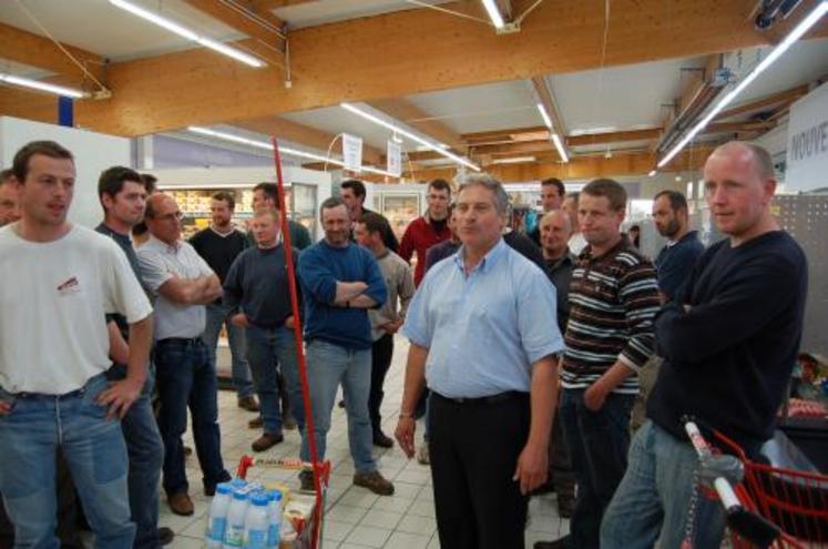 FDSEA et JA improvisent une conférence de presse jeudi à l'Intermarche de Villedieu les Poêles.