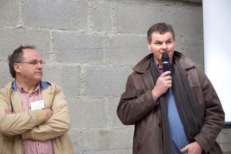 Gilles Haelewyn (au micro) est passé du conventionnel au bio. « Je dois trouver de nouveaux repères », admet le vice-président de la coopérative de Creully. « Antoine et son équipe sont là pour m’accompagner dans la recherche de nouveaux assolements qui ne sont pas des assolements de croisière ». L’accompagnement technique est l’autre savoir-faire d’Agronat.