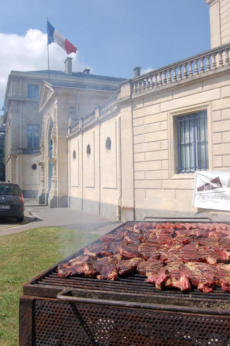 La Fdsea 14 et les Jeunes agriculteurs ont organisé lundi midi un barbecue devant la préfecture, à Caen.