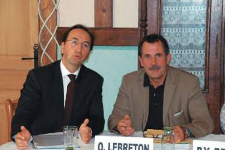 Franck Malinowski, à gauche, au côté de Pierre-Yves Reboux, président de la FNPFC.