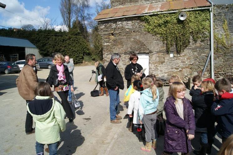 Accueil des écoliers d’Agneaux sur la ferme de Gérard Marie (St Georges de Montcoq), lundi dernier, lors de l’opération de lancement “Fermes Ouvertes”