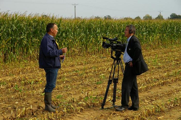 Louis Debomy (chef des ventes chez Blanchard Normandie) : “Côté débit de chantier, on dépasse sans problème les 3 ha/h”. Vous pourrez l’écouter sur www.agriculteur-normand.com et voir la vidéo de cette démonstration prochainement.