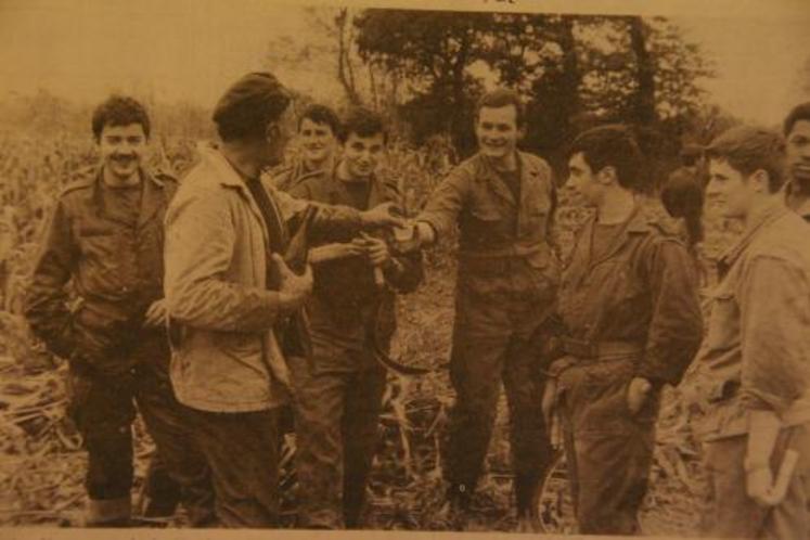 L'armée arrive à la rescousse. Des liens d'amitiés se tissent.