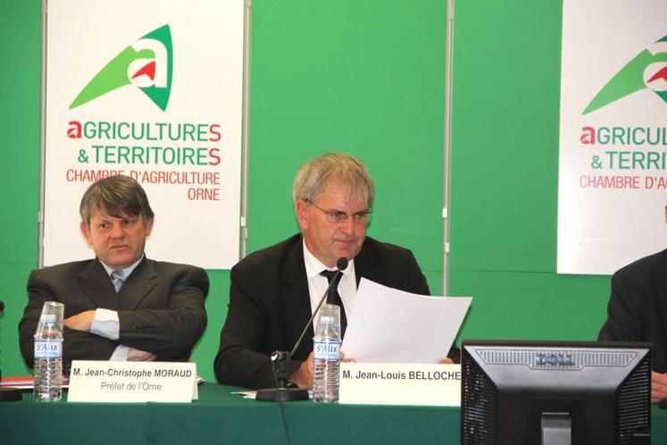 La problématique phytosanitaire est une grande source d’inuiétude pour ns exploitations, souligne 
Jean-Louis Belloche (à droite). A gauche, Jean-Christophe Moraud, préfet de l’Orne.