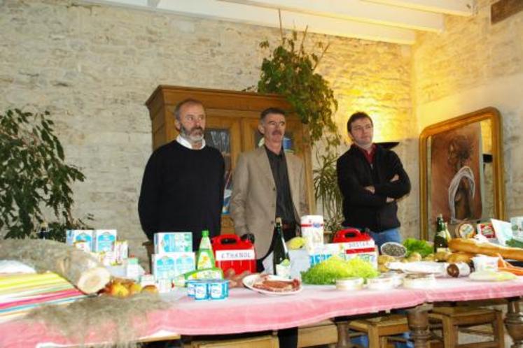 Les porteurs du projet "L'avenir en marche" devant la table des produits alimentaires et non alimentaires produits par les agriculteurs du Calvados.