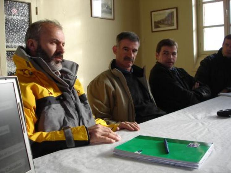 Eric Dechaufour (céréalier), Patrice Lepainteur (éleveur) et Jean-Yves Heurtin (jeune agriculteur): "pour aboutir à un projet avec des intentions fortes, nous avons replacé l’agriculteur au cœur du pouvoir de décisions. C’est aux agricultrices et aux agriculteurs que revient la définition des orientations de développement agricole départemental".