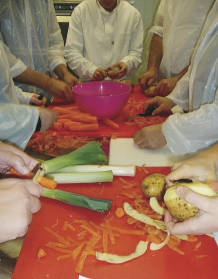 Après lavage, les légumes sont épluchés pour être ensuite  transformés.