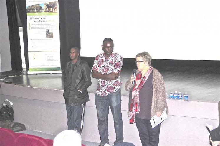De gauche à droite : Assana Sow, éleveur malien de 23 ans, Cheikh Oumar Modibo Sibidé, étudiant en master géographie à l'Université de Caen et traducteur d'Assana Sow, et Christine Dumont, agricultrice en Suisse normande et bénévole à l'Afdi Normandie.