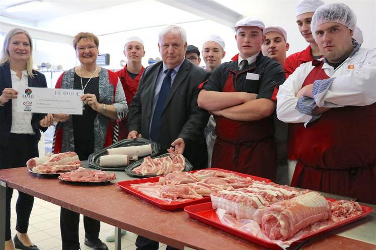 Laurence Leblanc, directrice du Cifac ; Chantal Coutances, présidente de l'Union des artisans bouchers du Calvados ; Jean-Marie Bernard, président de la Chambre des métiers et de l'artisanat interdépartementale Calvados-Orne et les élèves en 2e année de brevet professionnel.