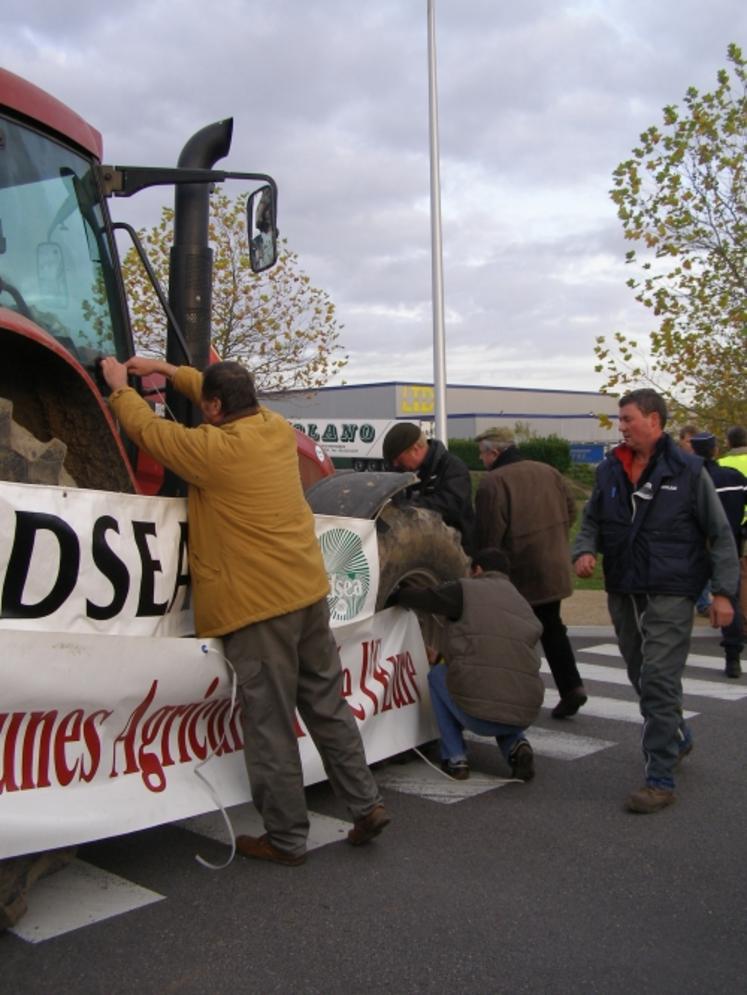 On installe le blocage qui durera près de 48 h à Heudebouvile...