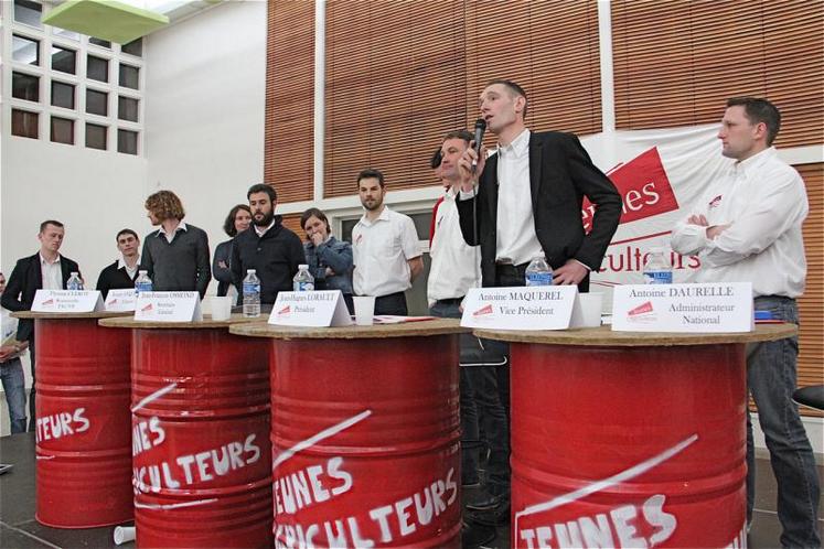 Les Jeunes Agriculteurs de la Manche ont avancé un certain nombre de propositions à mettre en place dans les filières laitière, porcine et bovine. «Il apparait évident que l’agriculture française doit changer de type de fonctionnement. Pour en arriver là, l’ensemble des producteurs français doit s’impliquer dans la construction et la vie de sa filière. Chacun doit faire des consensus pour en arriver à un projet commun, grâce auquel chacun de nos systèmes réussira à ...