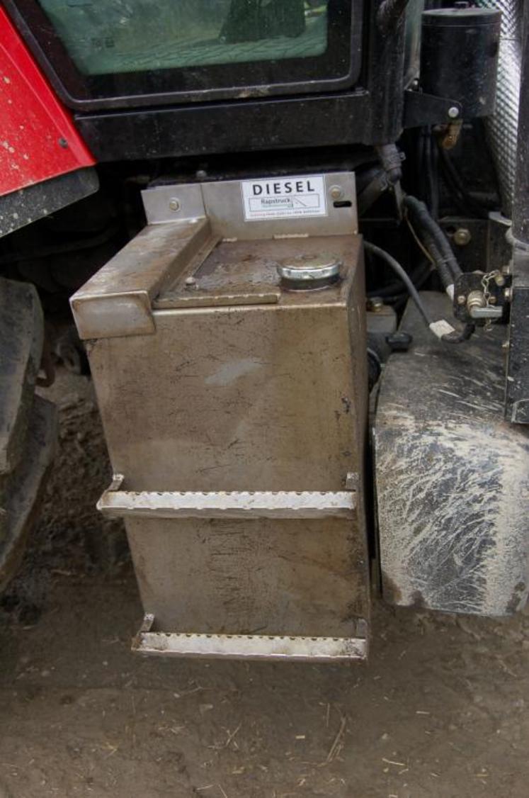 Un réservoir additionnel le distingue des autres tracteurs.