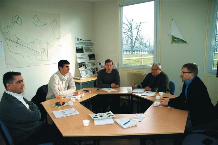 De gauche à droite : Yves Gaillard (INRA), Baptiste Foucault (FD Cuma), Loïc Deveyer (Chambre d’Agriculture), Benoît Blanchet (INRA) et Yann Martinot (Contrôle Laitier). C’est un travail d’équipe qui a été mené pendant plusieurs mois pour créer un rendez-vous au terme duquel “chaque éleveur repartira avec un certain nombre de solutions techniques”. 