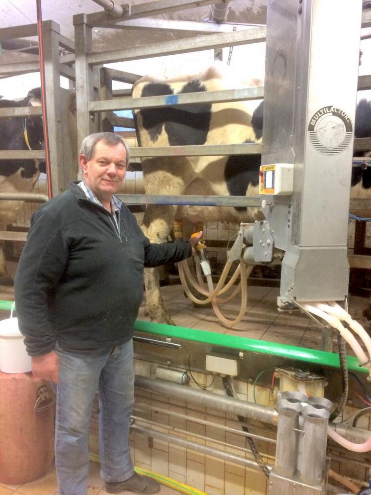 Denis Mousset a installé sa salle de traite il y a 25 ans : « je l’ai depuis modernisée et, aujourd’hui, une personne seule trait 100 vaches en 2 x 4 tandem automatisé, en deux heures et quinze minutes. Le système vient d’une entreprise allemande de 35 salariés ». DR