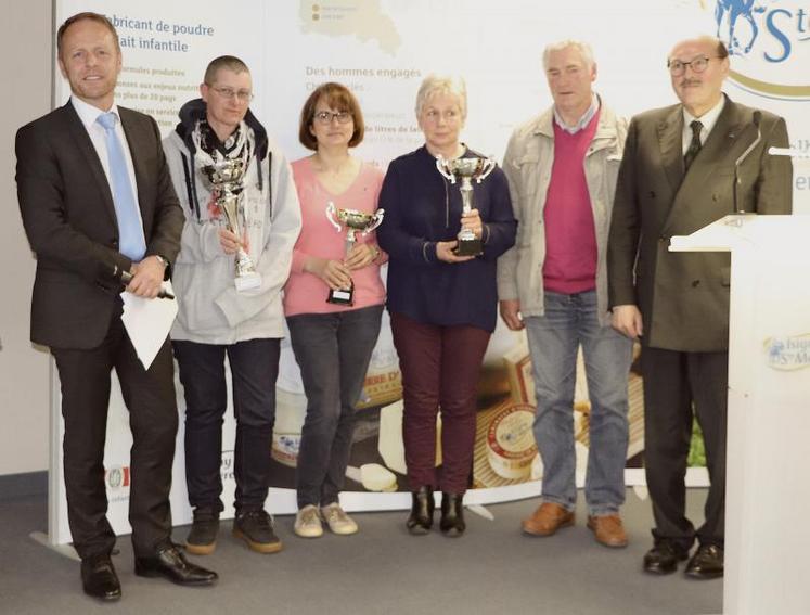 Entourés de Arnaud Fossey et de Daniel Delahaye, les gagnants du challenge qualité. De gauche à droite : Aline Vilquin (Nay - 50), Mme Lehay (EARL de la petite ferme, Sainteny - 50) ; M. et Mme Villard (Gaec Villard, Saint-Germain-sur