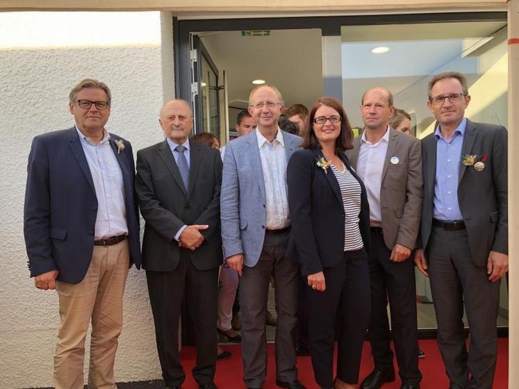 Christian Dutertre, maire d’Agon-Coutainville, Michel Lemière, président de la caisse locale, Clarisse Boucher, directrice de l’agence, Denis Malbaut, vice-président du Crédit Agricole, Jérôme Guiard, directeur général adjoint, ont procédé à l’inauguration de l’agence d’Agon-Coutainville. DR