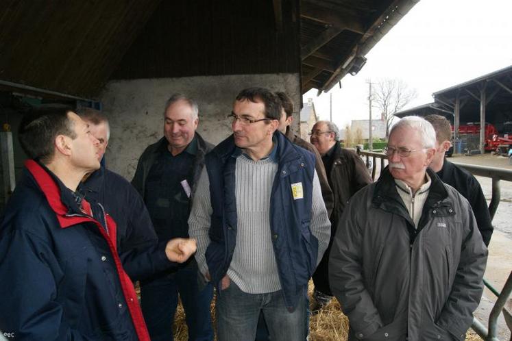 Auguste Derieux (au centre) explique l’intérêt des tapis dans la stabulation.