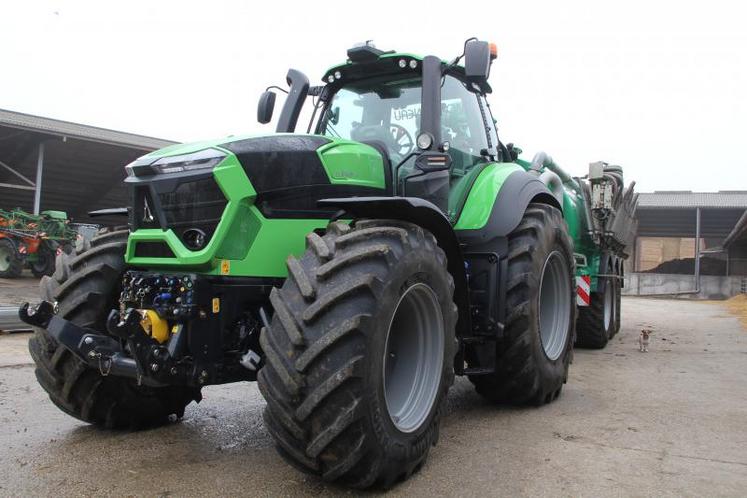 “Le tracteur transmet bien la puissance au sol grâce à ses pneumatiques de grand diamètre. Nous arrivons à mettre 4 crampons au sol”, expliquent Jean-Philippe et Jean Christophe Godeau. (DR)