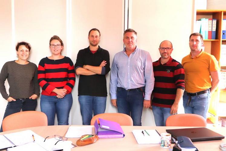 De gauche à droite : Sarah Maillet et Amandine Moulin, enseignantes en zootechnie ; Gabriele Fortino, conseiller en agronomie – productions végétales à la Chambre d’agriculture de Normandie ; David Lesouef, enseignant en agronomie ; Mickaël Delion, chargé d’ingénierie formation agricole ; Fabien Olivier, animateur et conseiller fourrage à la Chambre d’agriculture de Normandie.