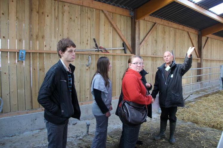 Yves Françoise (Chambre d’Agriculture 50) explique les modalités techniques du bâtiment aux visiteurs.