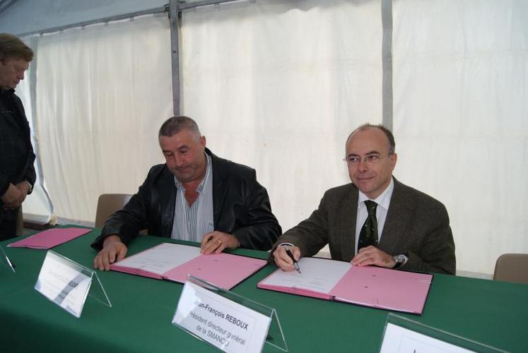 Signature entre la SMANCO et la CUC pour la délégation de services de l’abattoir de Cherbourg.