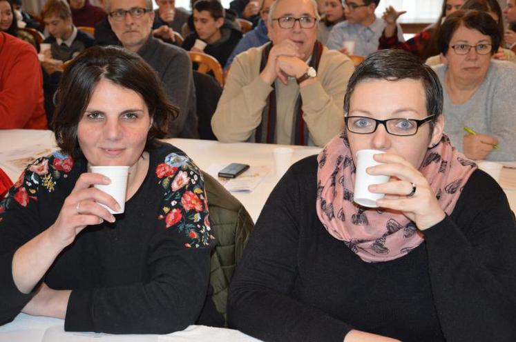 Mélanie Le Bec et Anne-Laure Bourdiot, lors du premier exercice proposé à la formation dégustation : les élèves devaient analyser leur perception du sucre dans l’eau. Les deux femmes tiennent une épicerie fine à Sées et proposent des produits Orne terroirs. DR