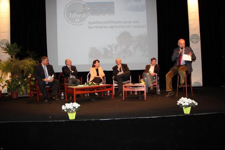 Les participants à la table ronde, animée par Jacques Hébert, un consensus s’est dégagé sur l’importance du rôle de la FDSEA au sein des territoires.