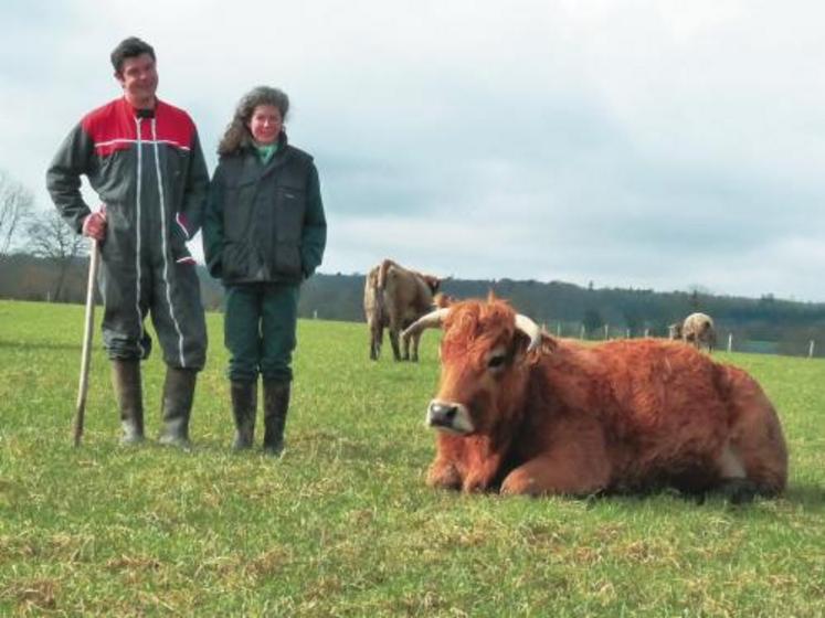 Jean-Luc Mellangé et sa femme Cathy. Le choix de l’Aubrac s’est vite imposé : une race de plein air, rustique, prolifique, qui vêle facilement et à l’instinct maternel prononcé.