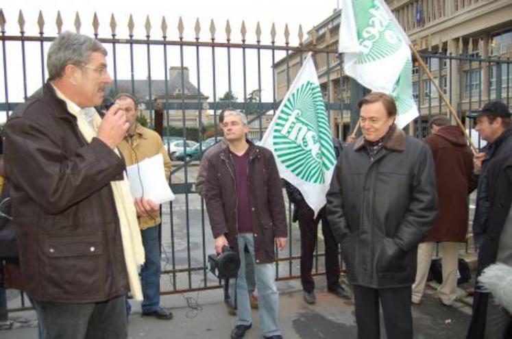 Pascal Férey face au Préfet, "nous voulons que l'État intervienne pour obtenir un prix du lait satisfaisant pour les producteurs".