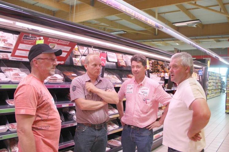 Christian Maquerel (section porcs), Jean-Michel Hamel, secrétaire général de la FDSEA 
et Jean-Luc Leblond (section légumes) argumentent face au directeur d’Intermarché Bricquebec 
(au centre), M. Michel.