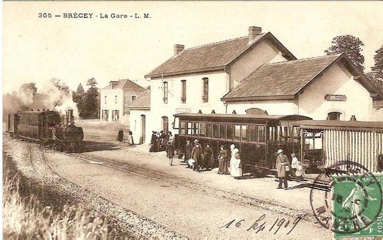 Brécey, Barfleur, Montebourg et bien d’autres, les petites gares du réseau ferré d’intérêt local se ressemblent toutes. Elles ont pour but de désenclaver le département dès la fin du XIXè siècle.
