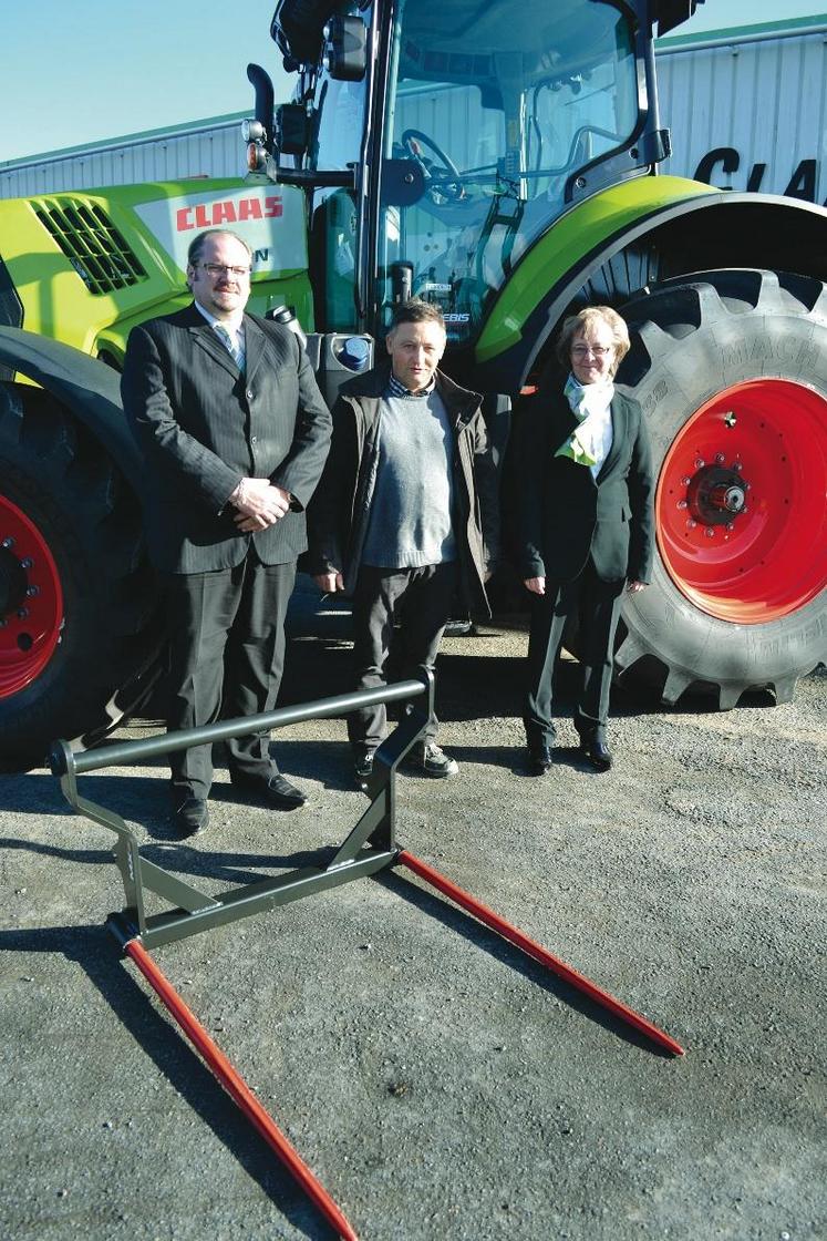 Thierry Le Boucher entouré de James Charron directeur du CRA Caen et de Delphine Dehu, inspectrice Claas pièces, lors de la remise de son lot.