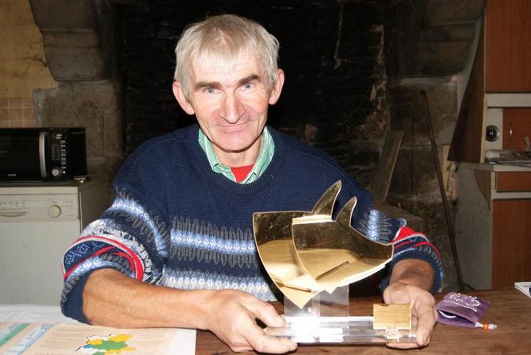 Alain Paillette (La Chapelle Urée, Manche) heureux de sa première place et de son trophée.