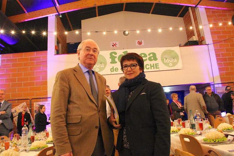 Jean Bizet au côté de Christiane Lambert (présidente de la FNSEA) lors des 70 ans de la FDSEA de la Manche vendredi dernier : « l'agriculture m'a toujours séduit. Mon métier d'autrefois (ndrl : véto) m'a amené à côtoyer nuit et jour ces acteurs du monde rural. J'ai apprécié et apprécie encore ces femmes et hommes vrais. Le monde agricole peut être fier de lui, toujours en évolution, voire en révolution, à savoir précéder les évolutions qui l'attendent».  DR