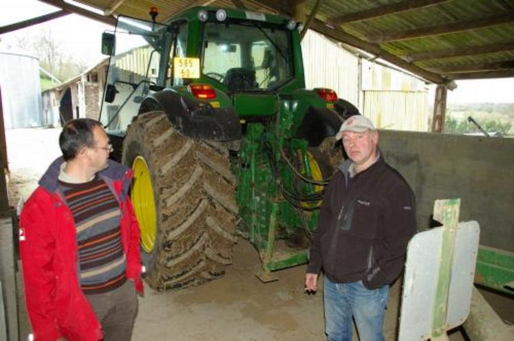 Christian Savary (spécialiste machinisme à la Chambre d’Agriculture de la Manche) et Patrick Broquet : “simplifier certaines techniques culturales sans remettre en cause les performances techniques peut générer des économies substantielles de temps et de carburant”. 