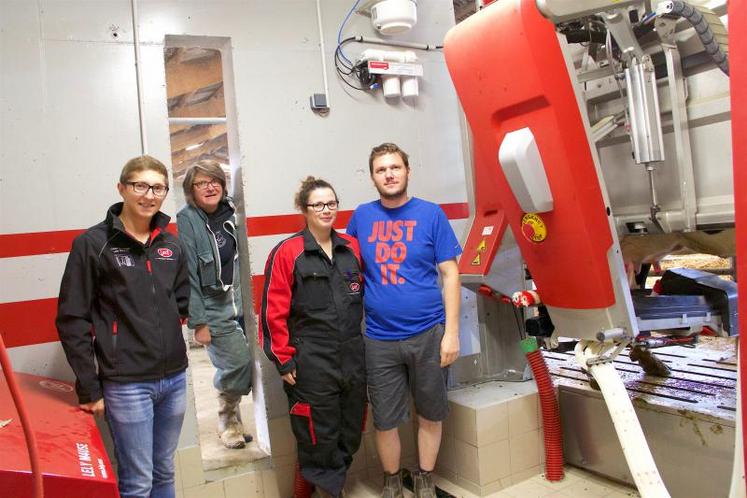 Antoine Ruaux (Service Equipements Laitiers), Véronique, Cécile et Flavien Mariette (Gaec de La Goyère, il manque Denis qui est dans les champs). Dix jours après la mise en service du robot, on souffle un peu.  Même si Véronique est un peu perturbée dans ses horaires, elle ne reviendrait jamais en arrière. DR