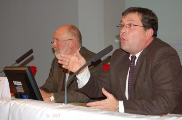 Alain Phillippe (à gauche aux côtés de Xavier Talpe) a présidé sa dernière assemblée générale du syndicat des liniculteurs bas normands.