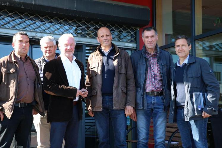 Étaient présents à la réunion qui s’est tenue dans les locaux de la Fédération des chasseurs (de gauche à droite sur la photo) : Clément Lebrun, président du canton de Dozulé de la FDSEA ; Bertin George, trésorier de la FDSEA ; Jean-Christophe Aloé, président de la fédération des chasseurs ; Xavier Hay, secrétaire général de la FDSEA ; Philippe Marie, secrétaire général adjoint de la FDSEA ; Geoffroy de Lesquen, membre du conseil d’administration et Benoît Demoulins, ...