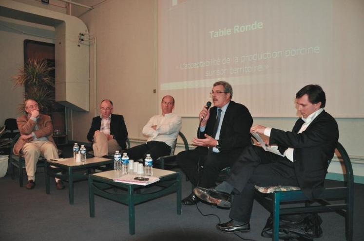 “En France, on assiste à une remise en cause permanente des scientifiques. Il faut sortir de ce syndrome où le monde associatif prend le dessus sur le monde des élus”, a insisté Pascal Férey, vice-président de la FNSEA.