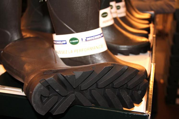Les bottes le Chameau sont fabriquées à la main. L'entreprise compte 100 salariés dans le Calvados et 200 au Maroc.