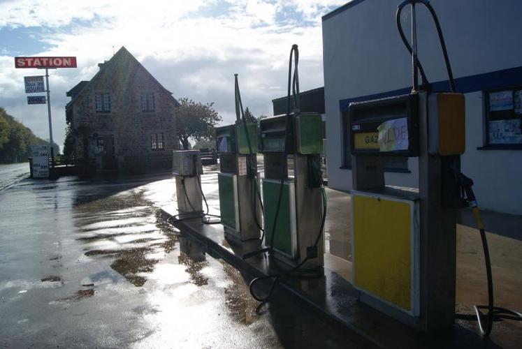 Dimanche matin, comme dans de nombreuses stations-services, celle de la Butte és Gros, sur l’axe Avranches-Granville, ne met pas en marche ses pompes. Plus de sans plomb, plus de gaz-oil.