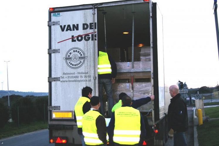 Sous la houlette de la gendarmerie, chargée d'assurer la sécurité de l'opération, les producteurs de porcs fdsea et ja ont contrôlé de nombreux camions, jeudi soir, au rond-point de Guilberville, situé à proximité de l'A 84.