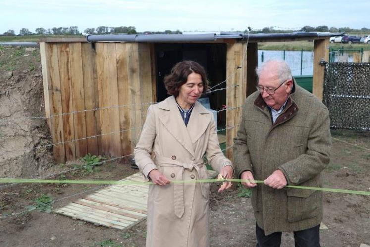 Gérard Bamas, président de la Fédération des chasseurs de la Manche a inauguré avec Valérie Nouvel, vice-présidente du Conseil départemental le gabion pédagogique. DR