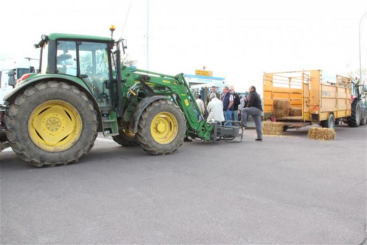 Dès 7 heures, lundi matin, une délégation d’éleveurs bas-normands ont bloqué l’entrée de l’abattoir Elivia à Villers-Bocage (14).