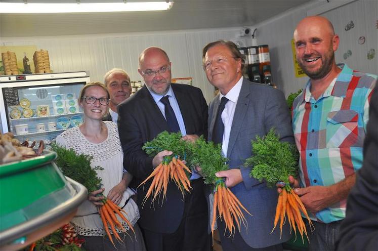 A l’EARL des légumes bio, gérée par le couple Lemoigne, la carotte de Créances est reine.