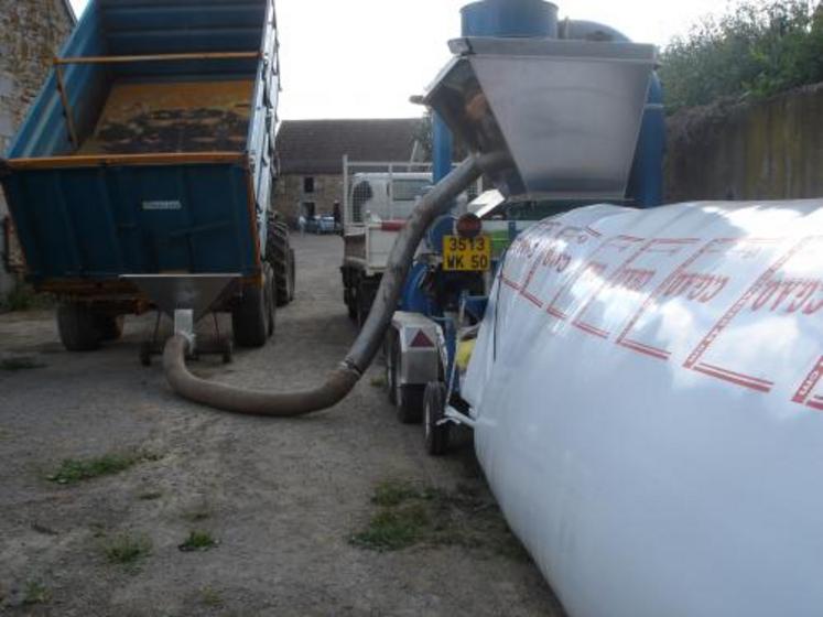 La boudineuse agit directement sur les freins du camion 
pour tasser le grain dans le boudin.