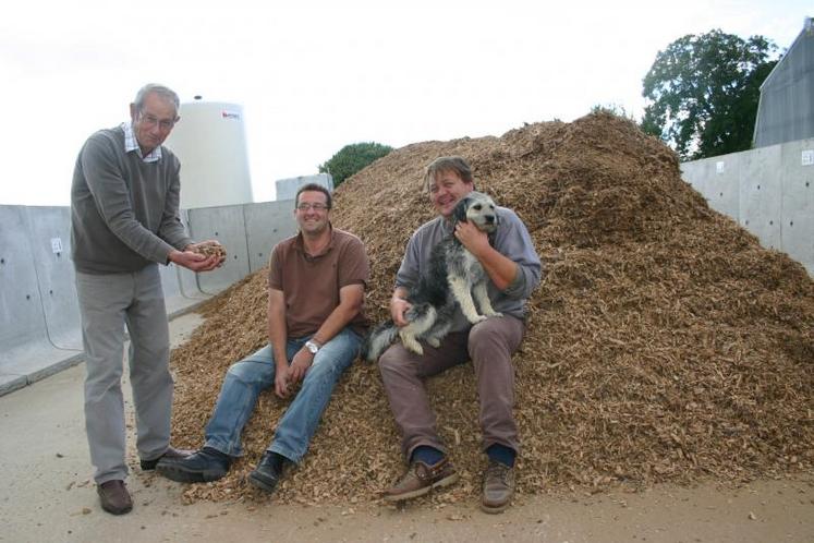 Etienne et Stéphane Van Tornhout entourés de David Vallois, 
le chauffagiste, et M. Gondy de la société distributrice Hargassner.