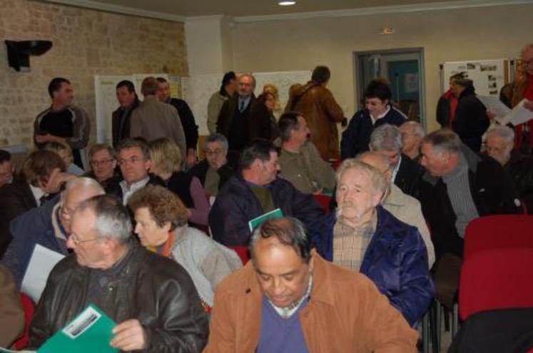 Une cinquantaine de personnes à la réunion de Picauville, dont certaines mitigées sur les avantages de l’aménagement foncier.