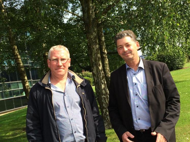 Jean-Michel Hamel et Sébastien Delafosse, respectivement président et vice-président de la section des preneurs de la FDSEA de la Manche, travaillent avec les membres de la section sur les propositions du statut du fermage, de l’exploitant ou encore du schéma du contrôle des structures.  DR